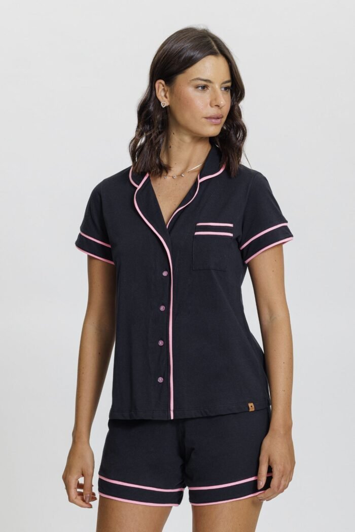 Pijama aberto preto com detalhes em rosa