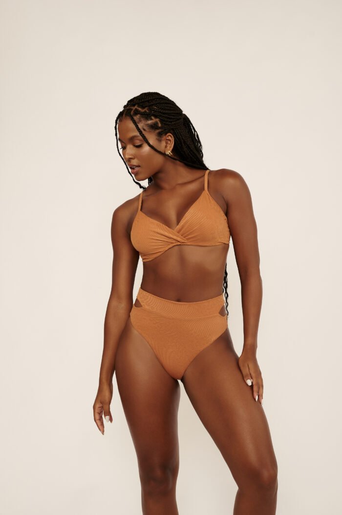 Conjunto Belles Top Transpassado e Calcinha Hot Pant
